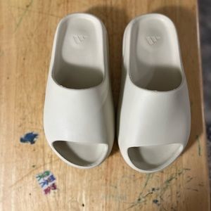 Yeezy slides…..No Box